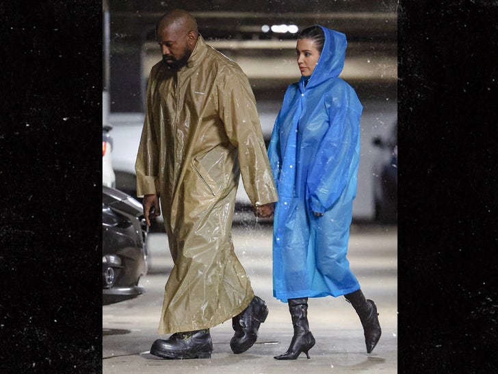 Istri Kanye West Bianca Tampak Topless Di Bawah Jas Hujan Tembus Pandang Dimensi Aktual 
